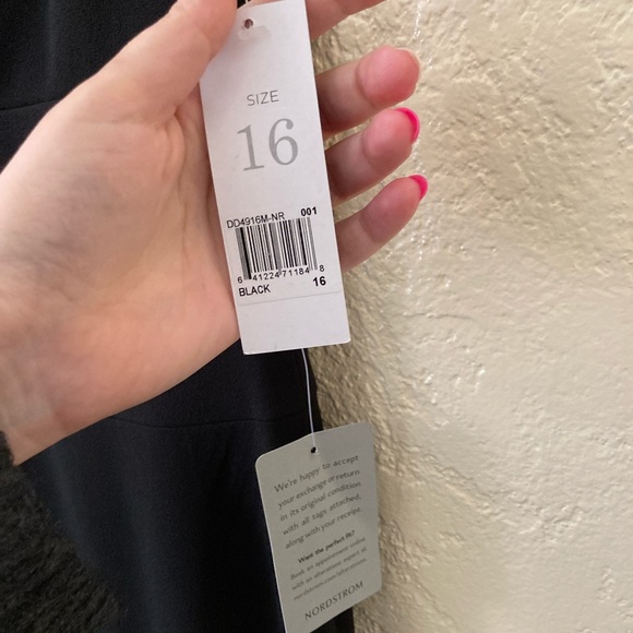 NWOT Donna Morgan Cap Sleeve Crep Sheath Dress in Black Vneck MIDI - Picture 7 of 9